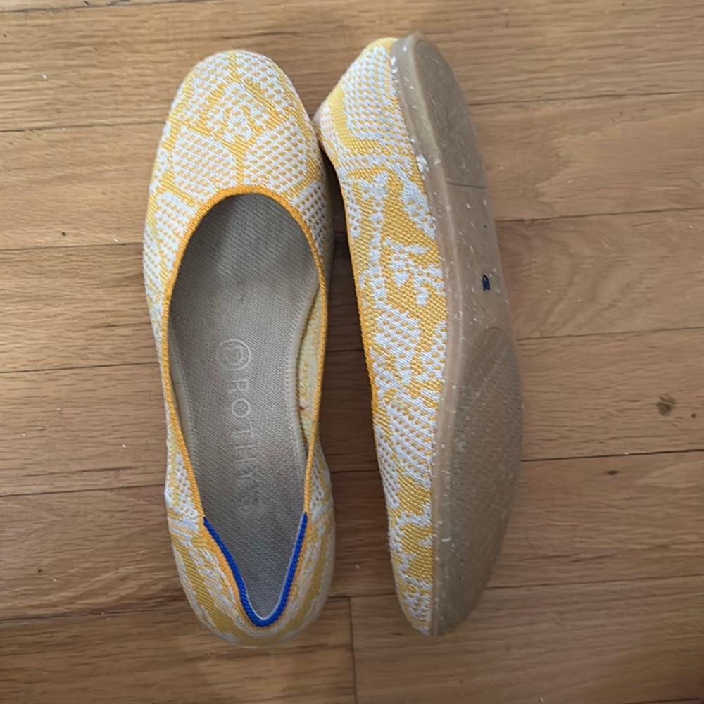 Rothys Round Toe - Size 8 *RARE*